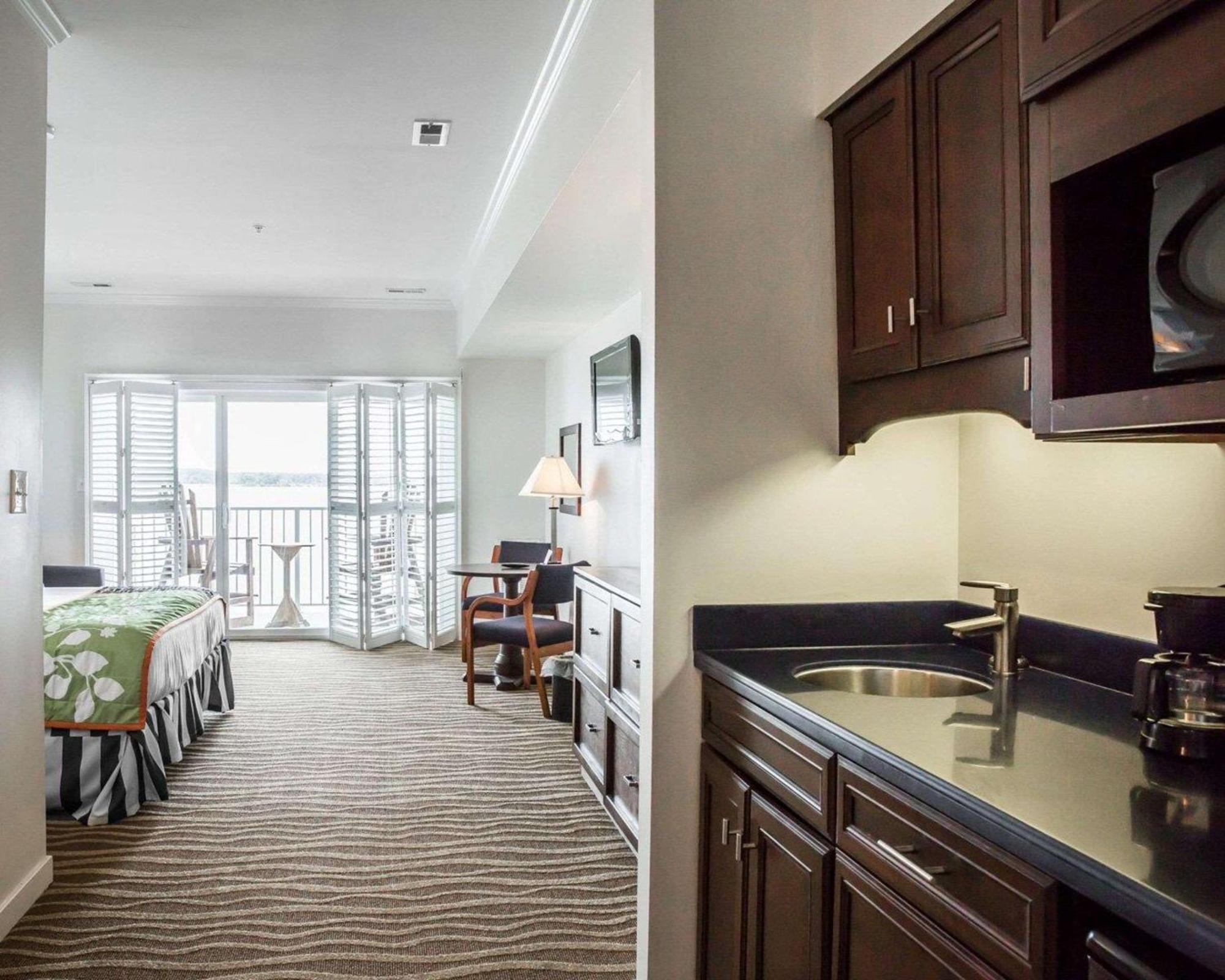 Island Inn & Suites, Ascend Hotel Collection Piney Point Eksteriør billede